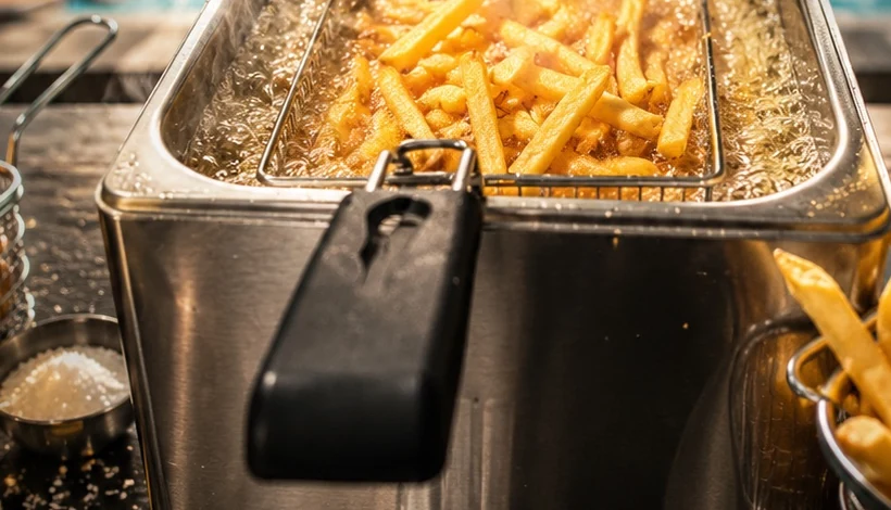 Goldene Pommes im Imbiss-Schälchen